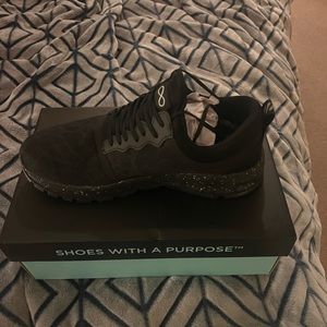 Black work shoes by Cherokee uniforms, infinity style.